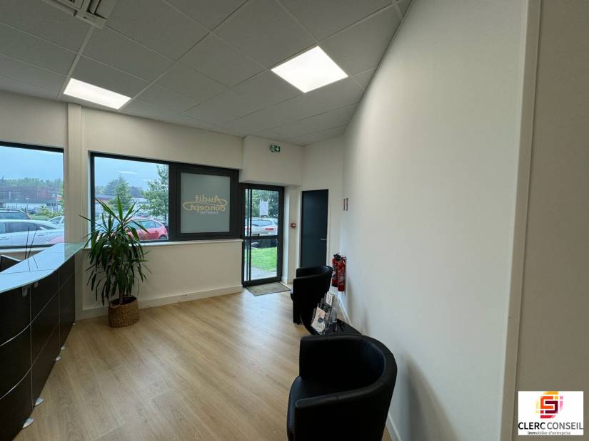 Location - Bureaux 338m² - Isneauville