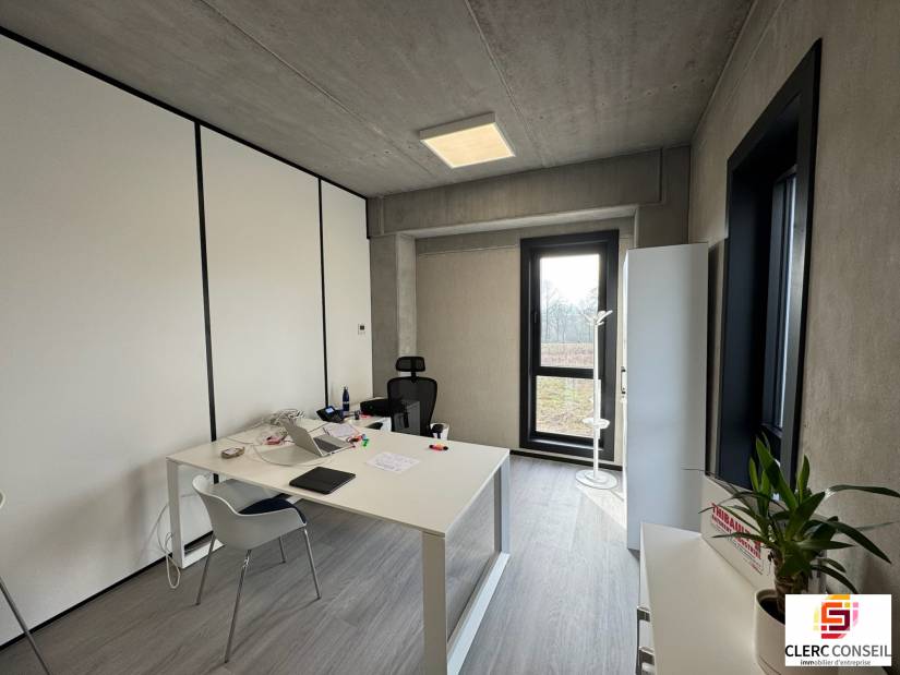 Location - Bureaux 684m² - Saint-martin-du-vivier