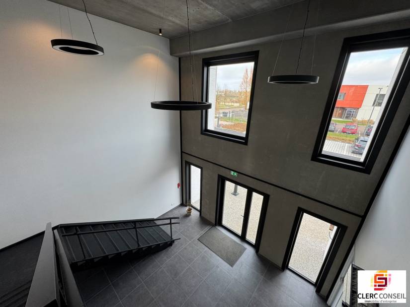 Location - Bureaux 684m² - Saint-martin-du-vivier