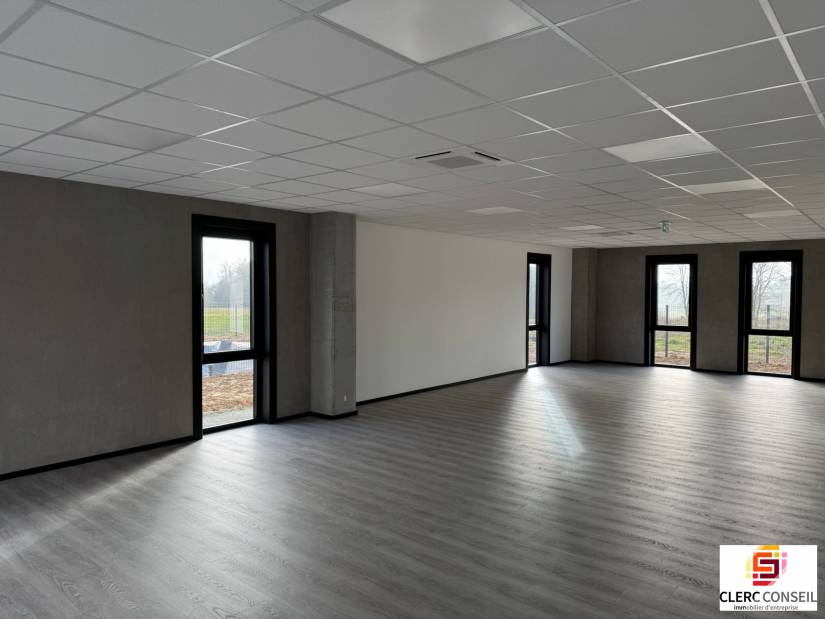 Location - Bureaux 684m² - Saint-martin-du-vivier