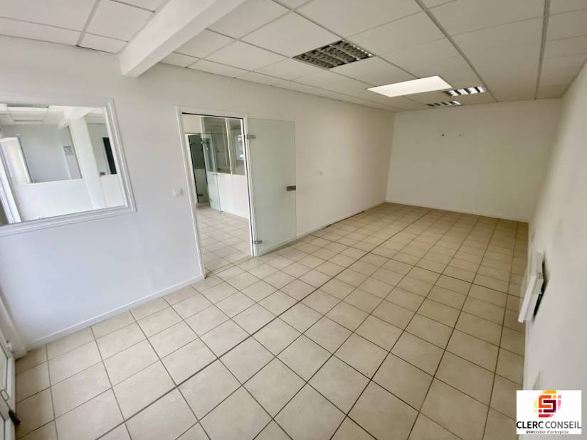 Location - Bureaux 100m² - Incarville