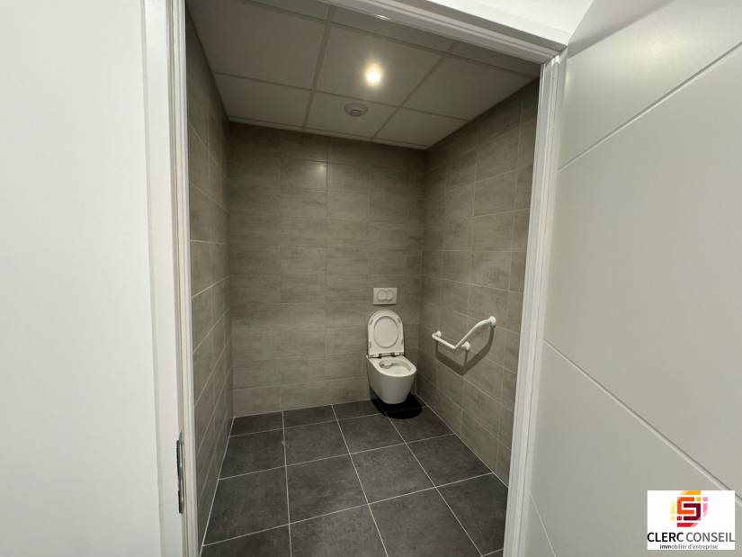 Location - Bureaux 684m² - Saint-martin-du-vivier