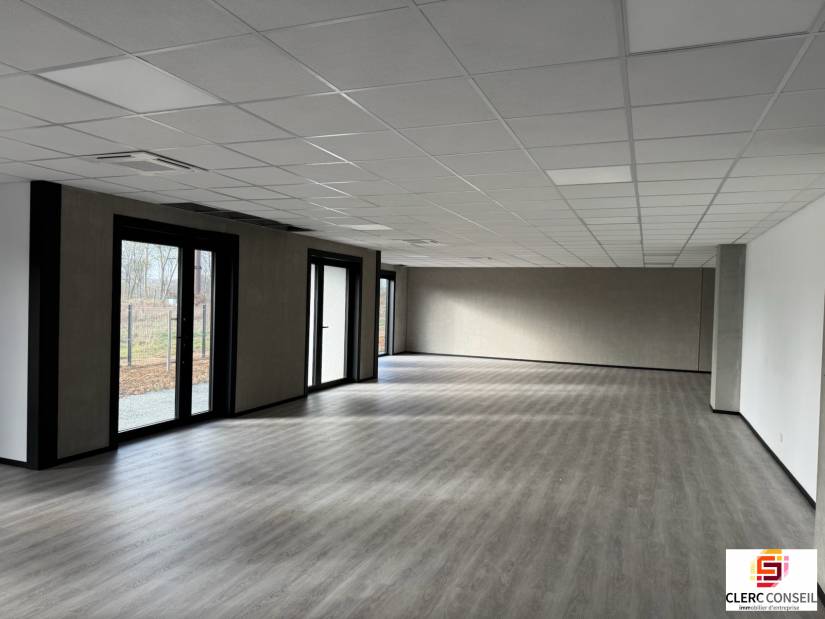 Location - Bureaux 684m² - Saint-martin-du-vivier