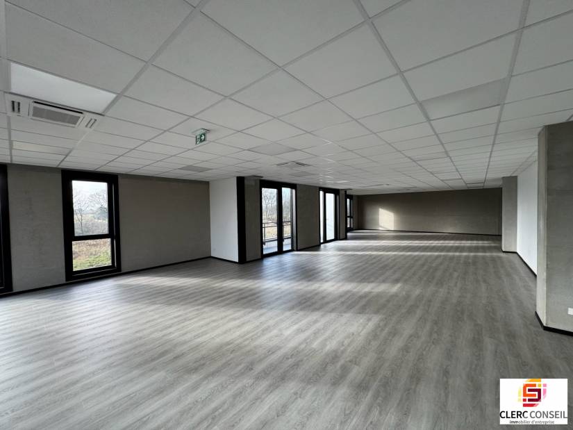 Location - Bureaux 684m² - Saint-martin-du-vivier