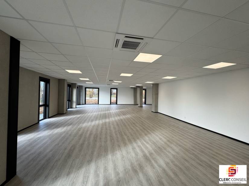 Location - Bureaux 684m² - Saint-martin-du-vivier