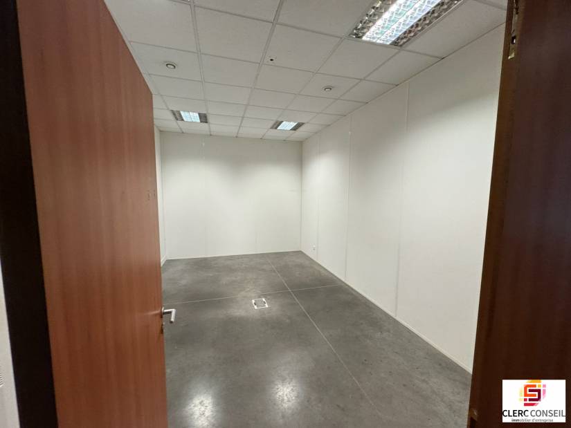 Location - Local d'activité 435m² - Louviers