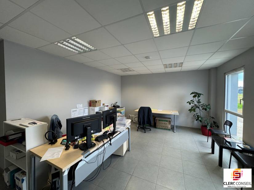 Location - Local d'activité 357m² - Boos
