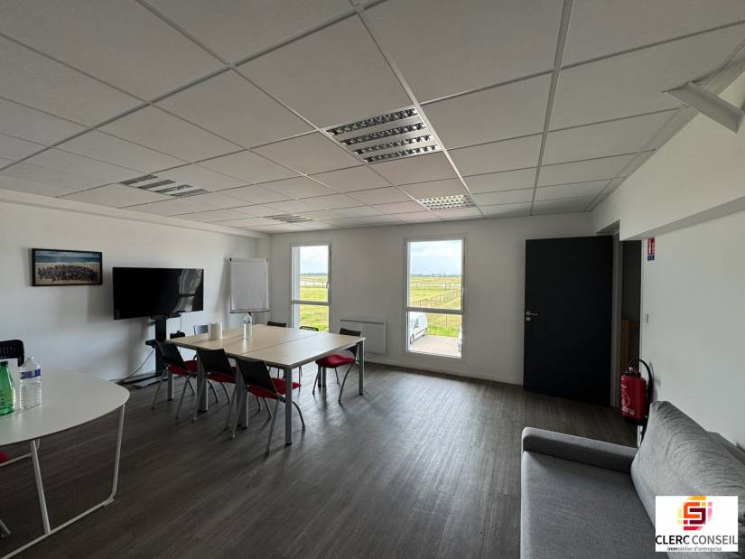 Location - Local d'activité 357m² - Boos