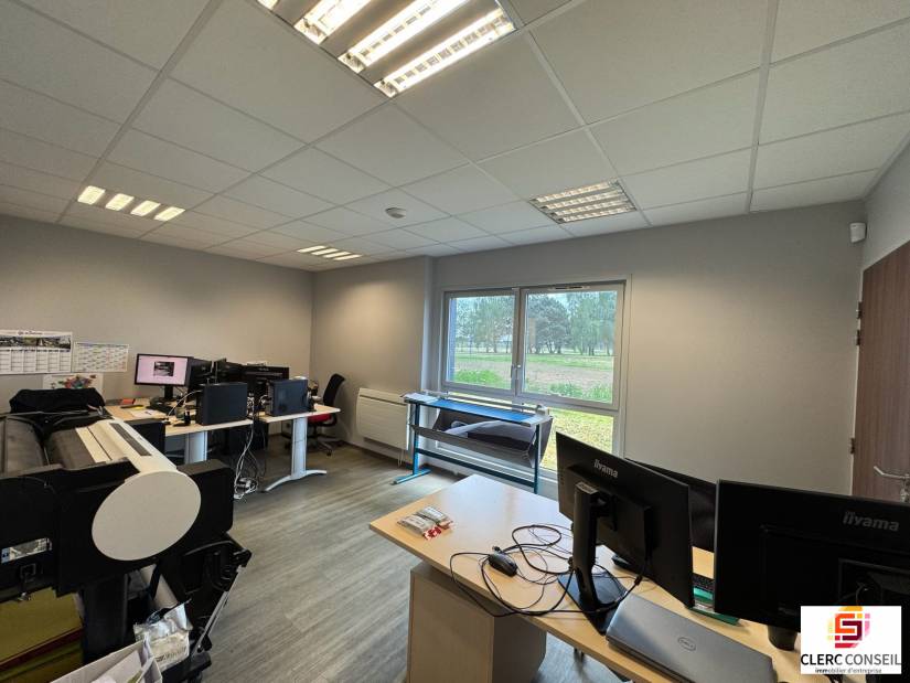 Location - Local d'activité 357m² - Boos