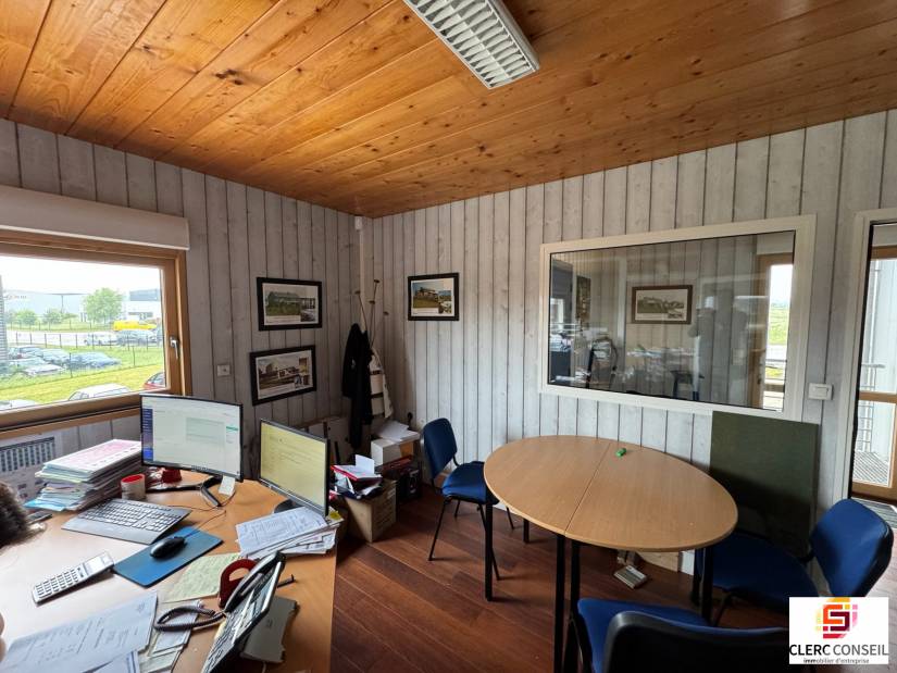 Location - Local d'activité 825m² - Eslettes