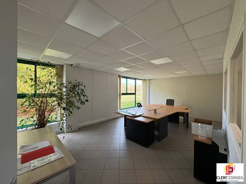 Vente - Bureaux 1078m² - Vironvay