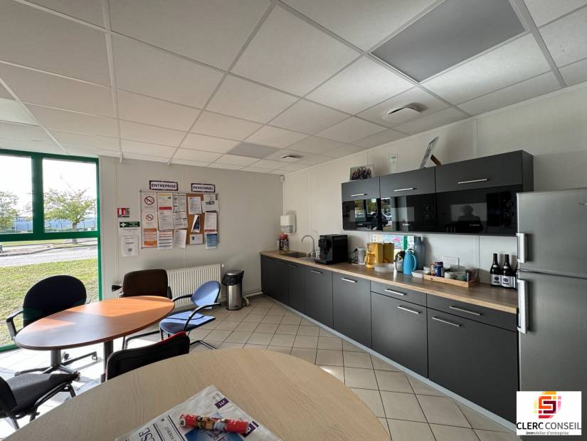 Vente - Bureaux 1078m² - Vironvay