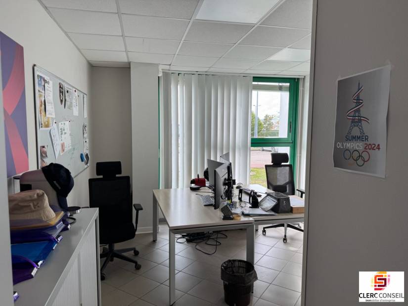 Vente - Bureaux 1078m² - Vironvay