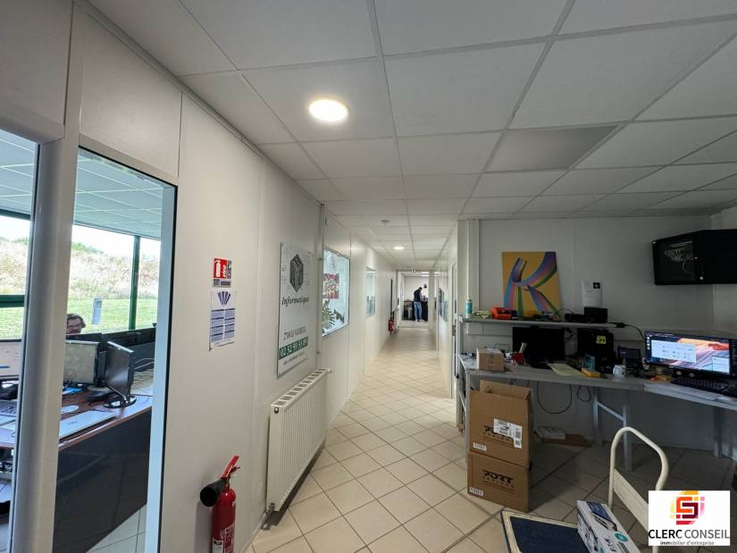 Vente - Bureaux 1078m² - Vironvay