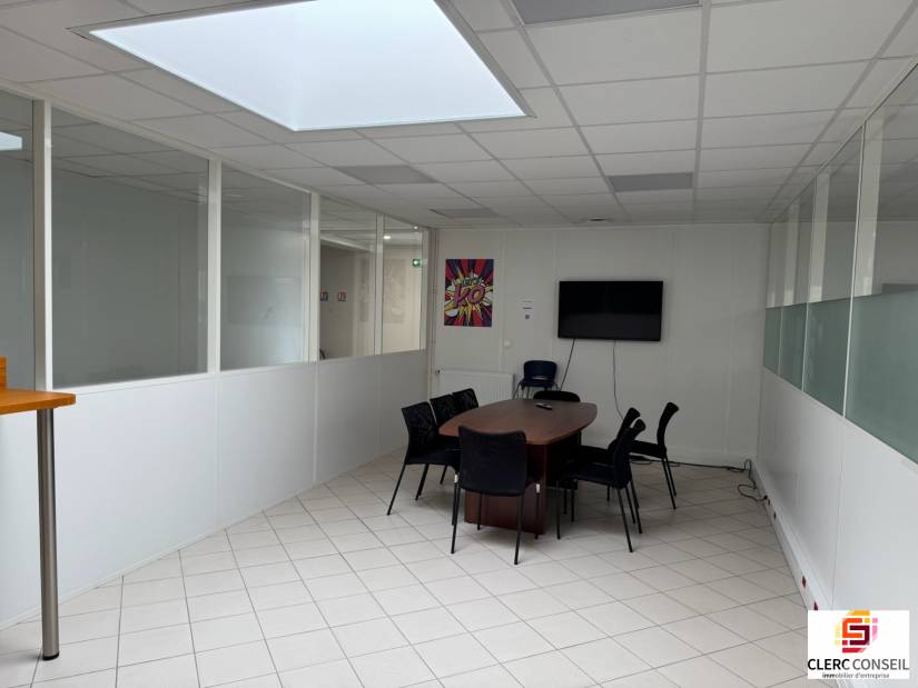 Vente - Bureaux 1078m² - Vironvay