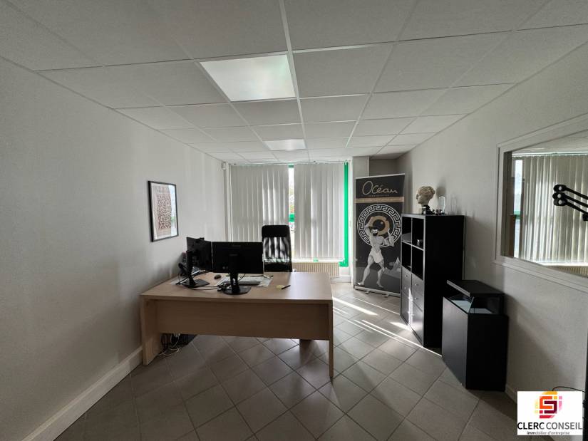 Vente - Bureaux 1078m² - Vironvay