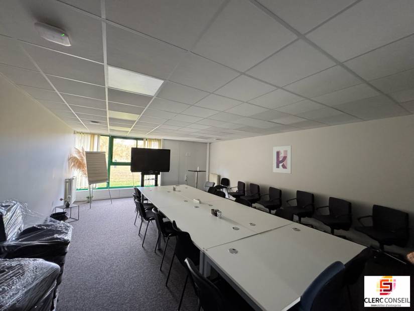 Vente - Bureaux 1078m² - Vironvay