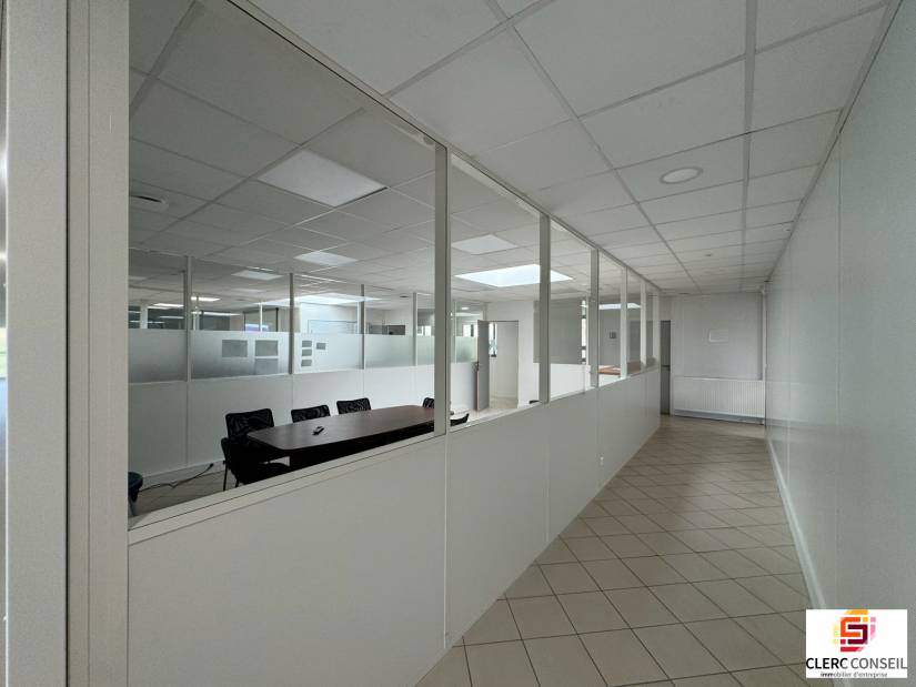 Vente - Bureaux 1078m² - Vironvay