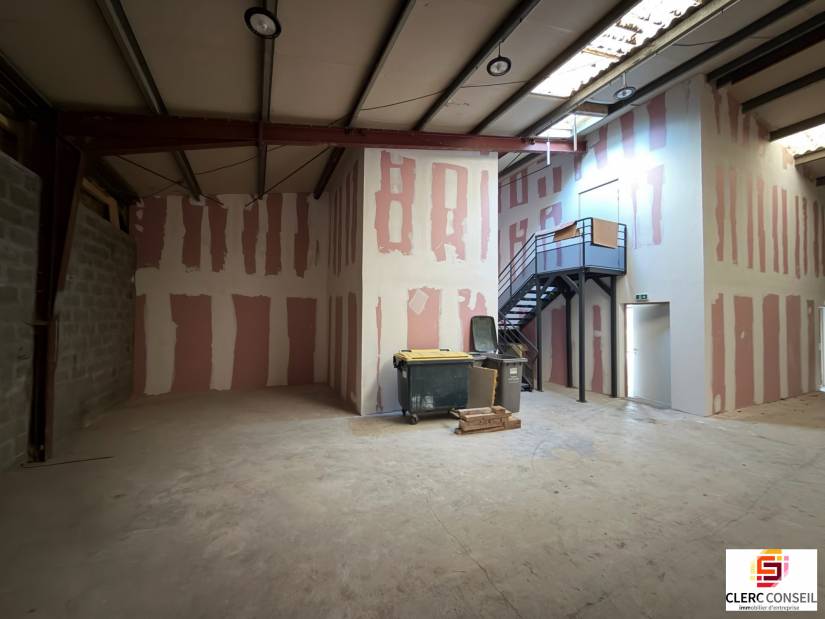 Location - Local d'activité 343m² - Saint-marcel