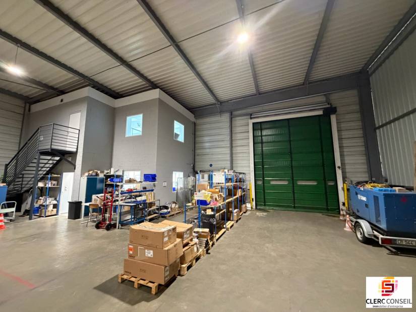 Location - Local d'activité 684m² - Grand-couronne