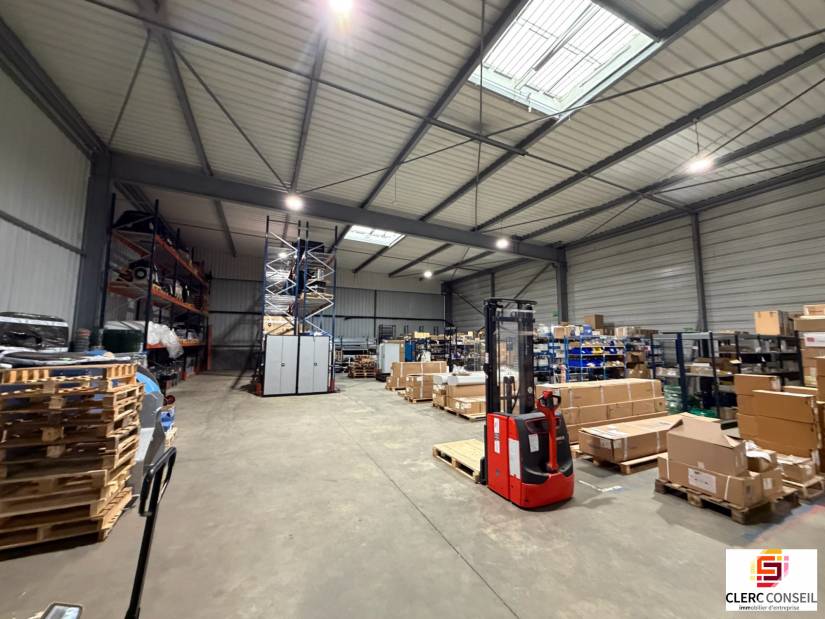 Location - Local d'activité 684m² - Grand-couronne