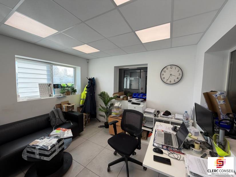 Location - Local d'activité 684m² - Grand-couronne