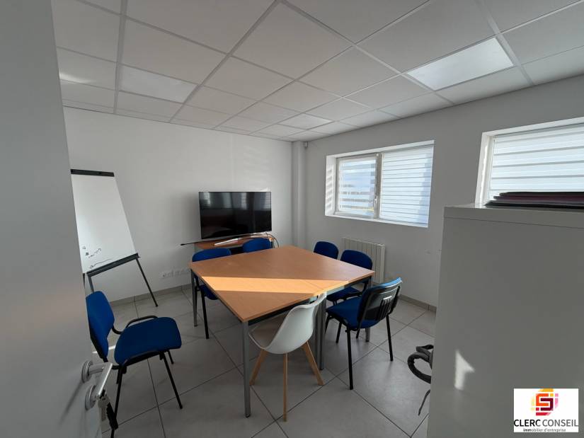 Location - Local d'activité 684m² - Grand-couronne