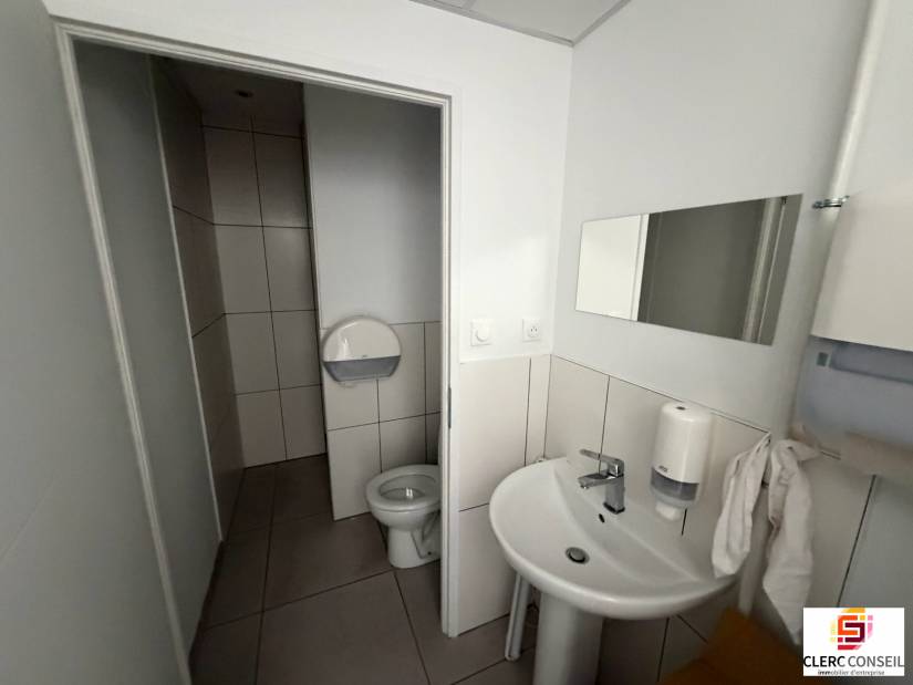 Location - Local d'activité 684m² - Grand-couronne