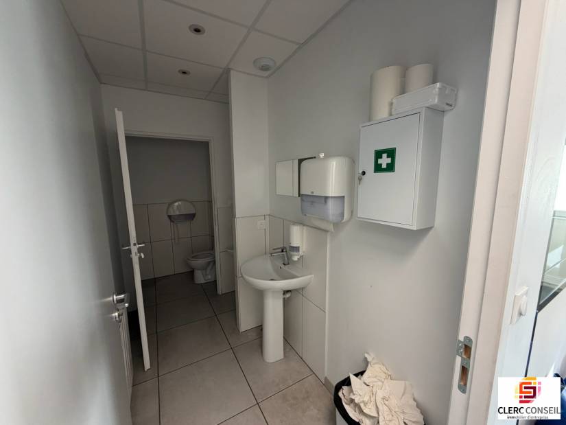 Location - Local d'activité 684m² - Grand-couronne