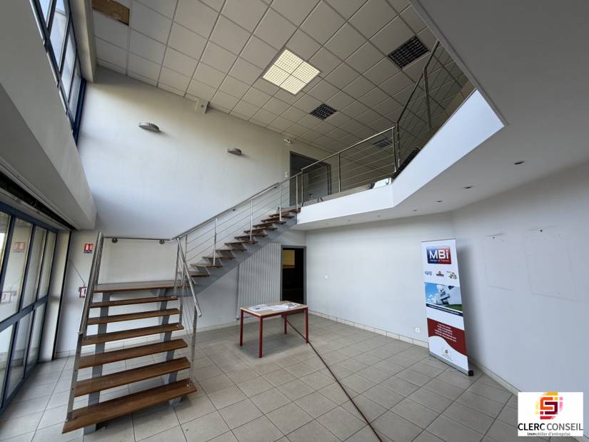 Location - Local d'activité 1500m² - La vaupalière