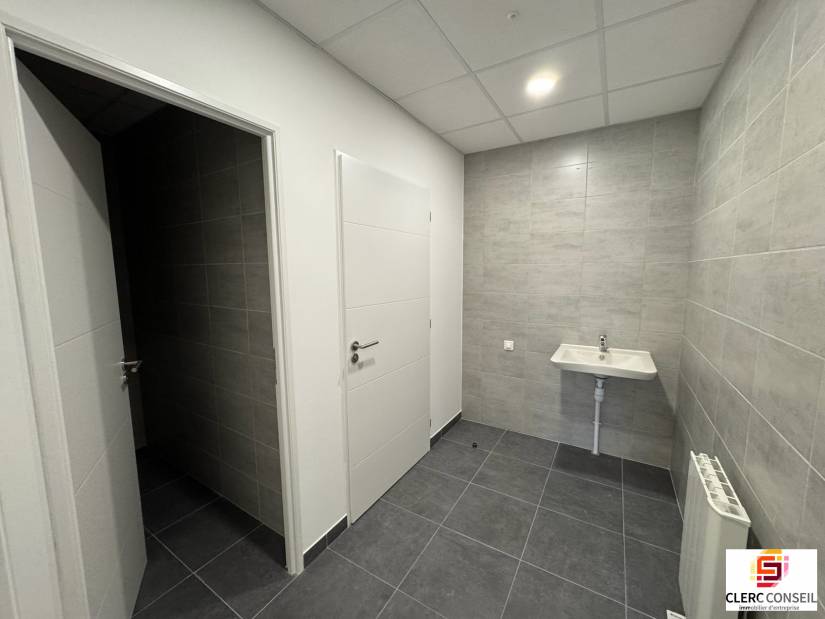 Location - Bureaux 456m² - Saint-martin-du-vivier