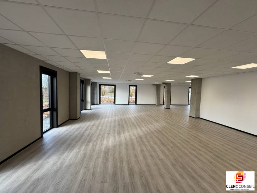 Location - Bureaux 456m² - Saint-martin-du-vivier