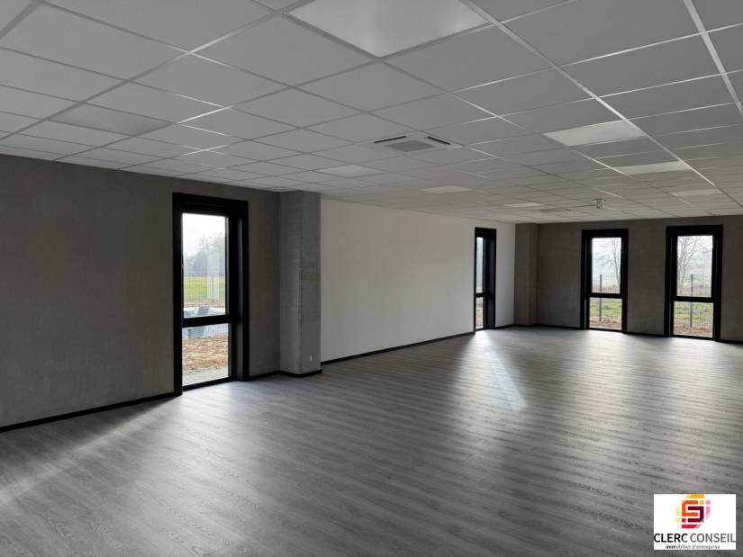 Location - Bureaux 456m² - Saint-martin-du-vivier