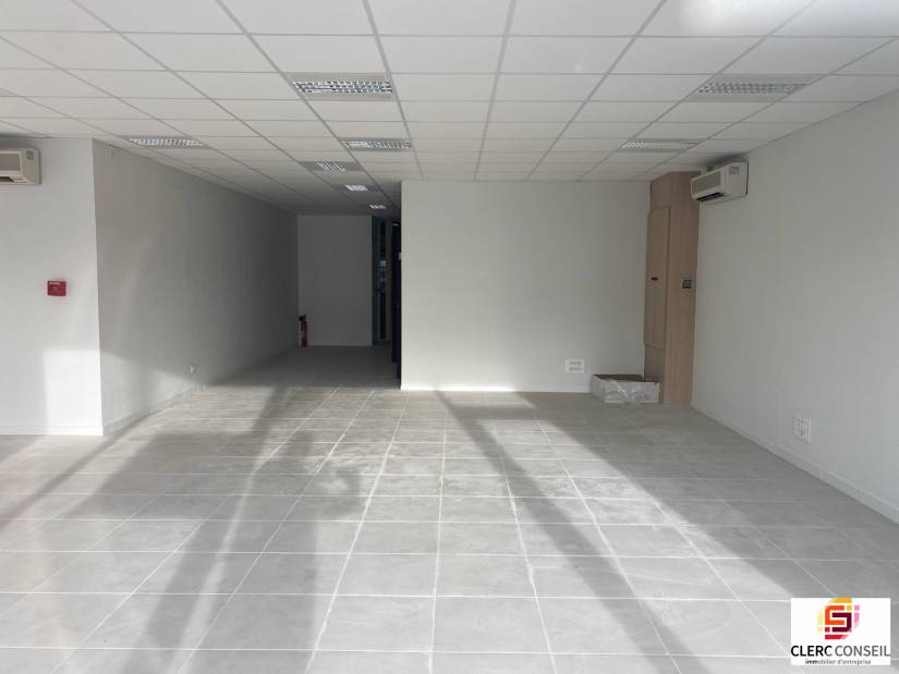 Location - Local commercial 133m² - Val-de-reuil