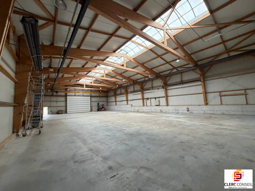 Location - Local d'activité 825m² - Eslettes
