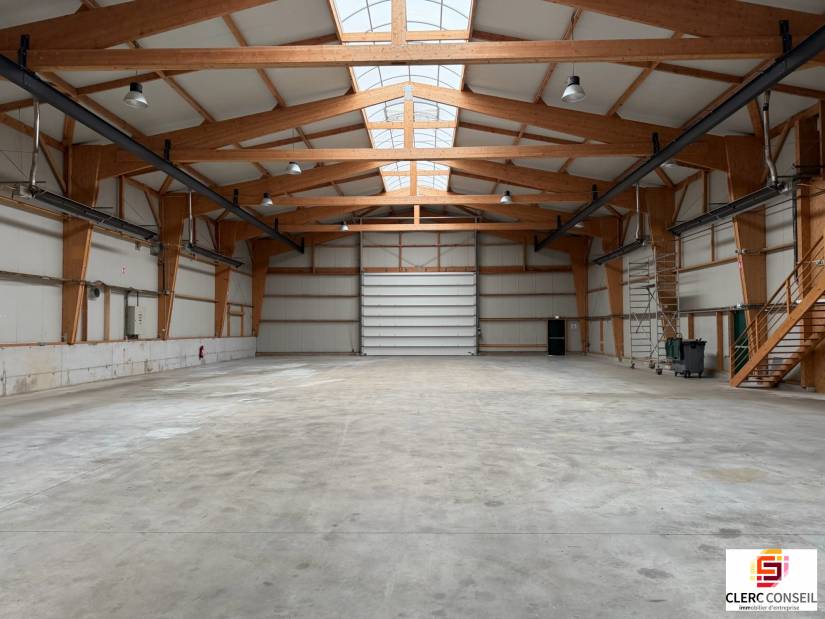 Location - Local d'activité 825m² - Eslettes