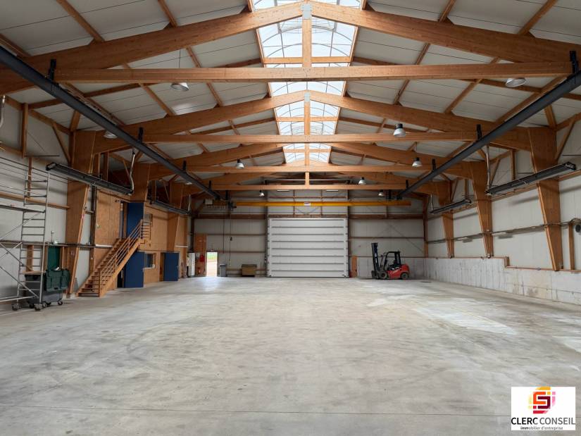 Location - Local d'activité 825m² - Eslettes