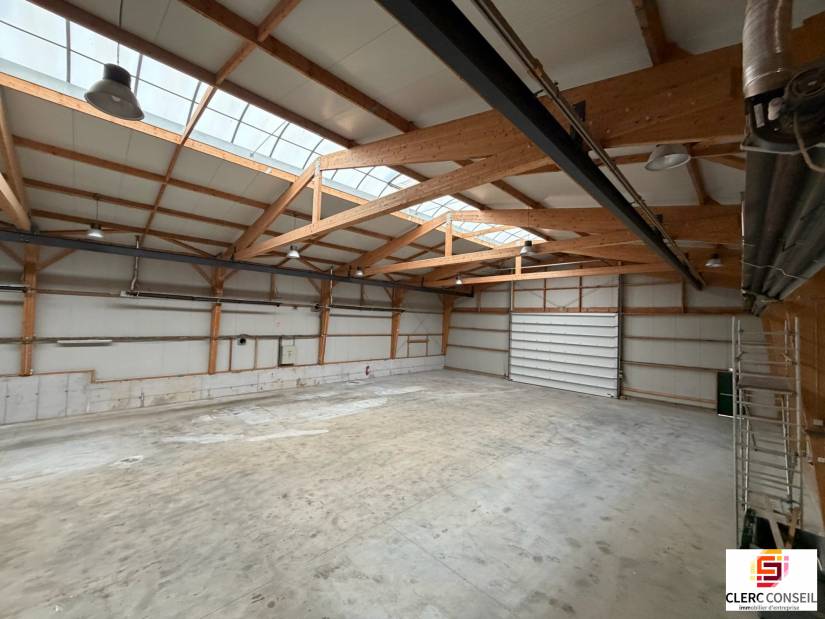 Location - Local d'activité 825m² - Eslettes