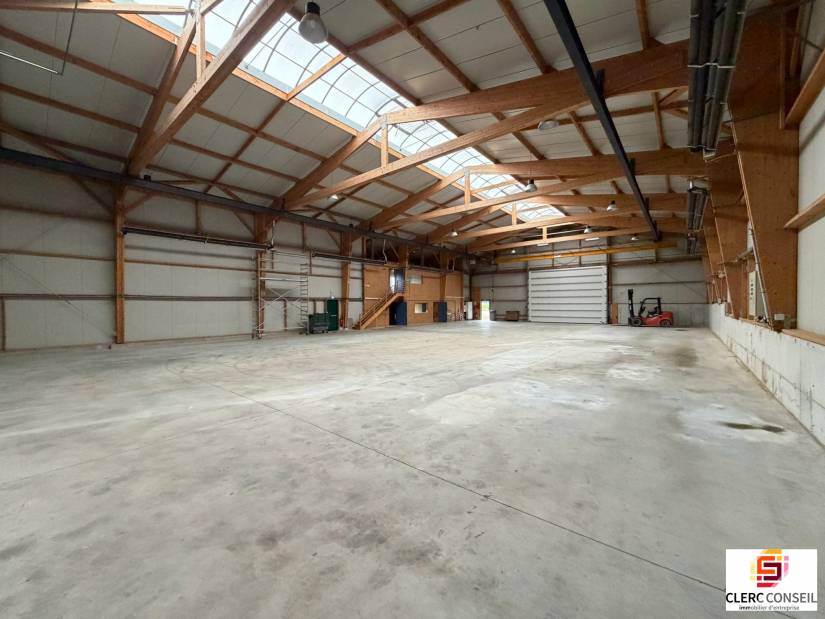 Location - Local d'activité 825m² - Eslettes