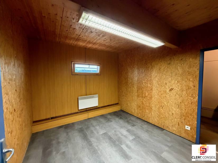 Location - Local d'activité 825m² - Eslettes