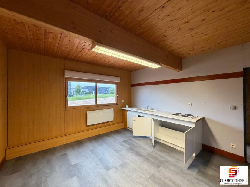 Location - Local d'activité 825m² - Eslettes