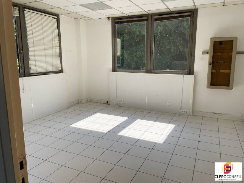 Location - Bureaux 970m² - Val-de-reuil