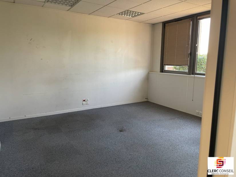 Location - Bureaux 970m² - Val-de-reuil