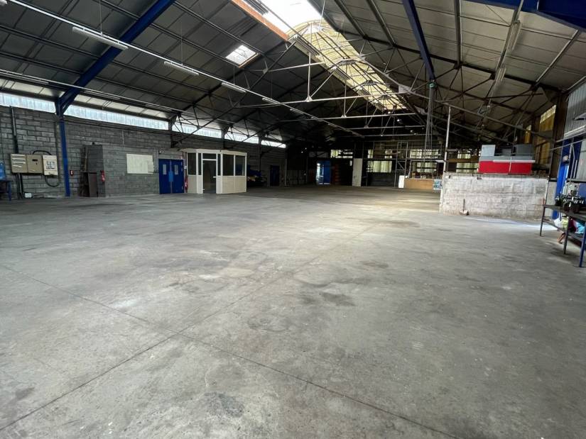 Vente - Local d'activité 1550m² - Saint-denis-des-monts