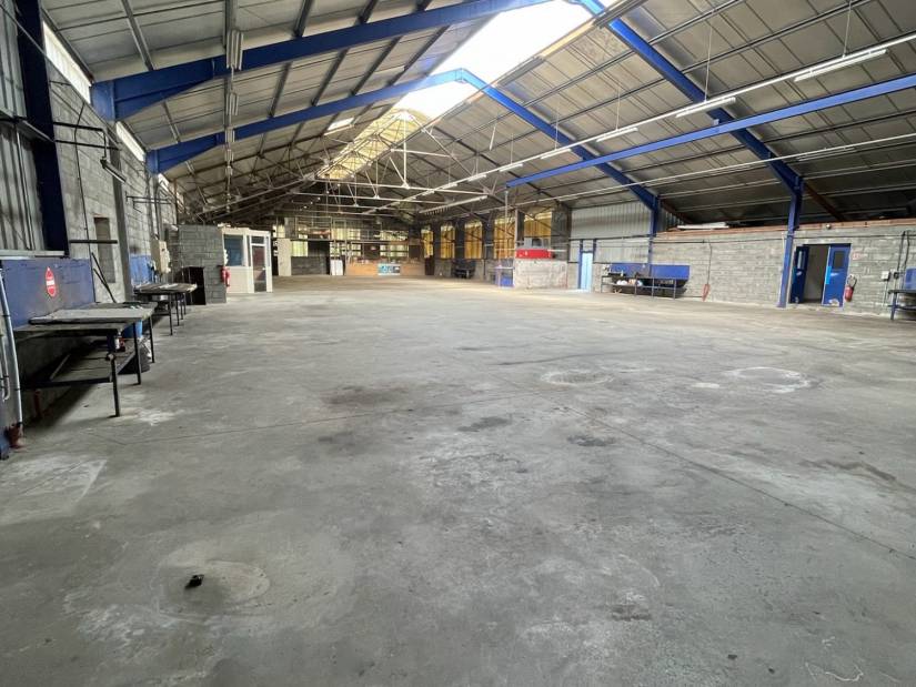 Vente - Local d'activité 1550m² - Saint-denis-des-monts