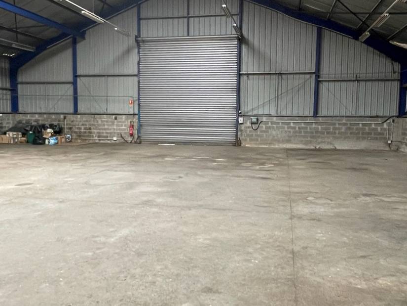 Vente - Local d'activité 1550m² - Saint-denis-des-monts