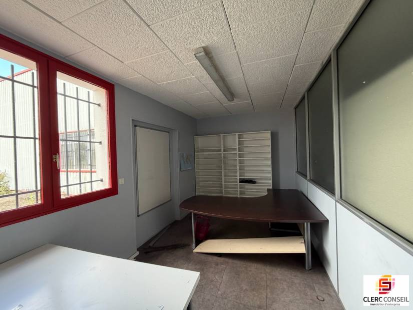Vente - Local d'activité 2420m² - Saint-Étienne-du-rouvray