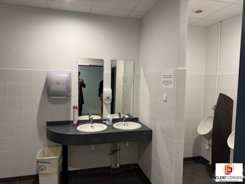 Location - Local d'activité 821m² - Saint-Étienne-du-rouvray