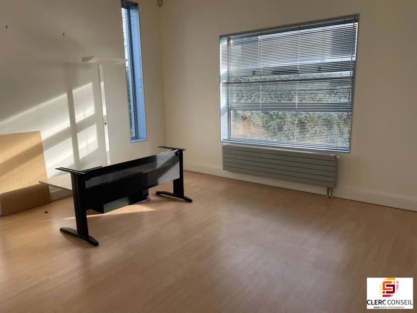Location - Bureaux 469m² - Bernay