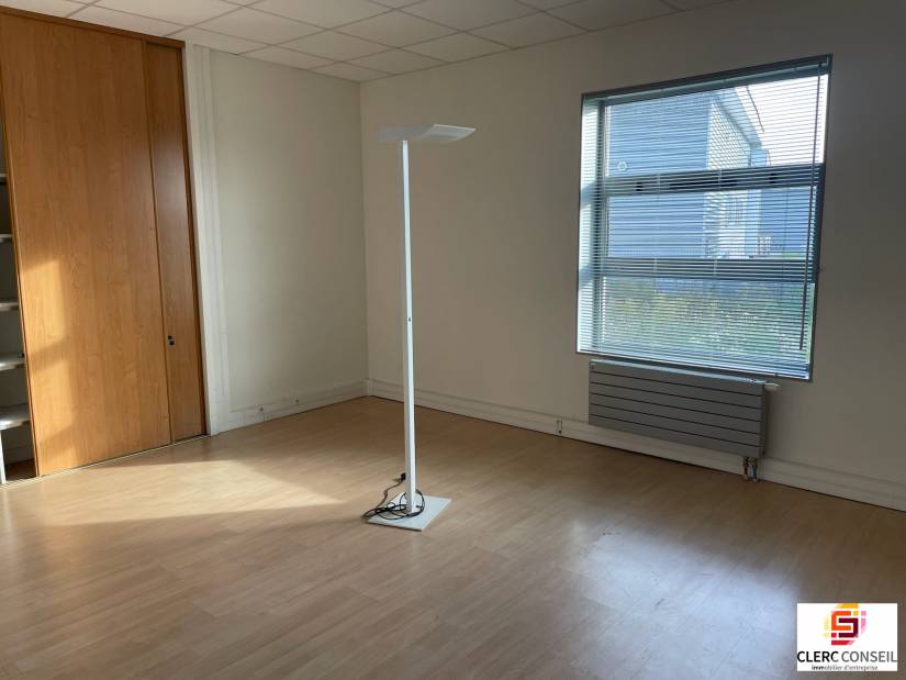 Location - Bureaux 469m² - Bernay